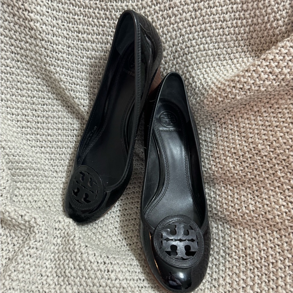 TORY BURCH HEELS WOMEN'S  LOUISA LOGO‎ WEDGE PUMP BLACK LEATHER SIZE 7.5